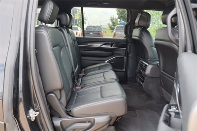 2023 Jeep Wagoneer Base