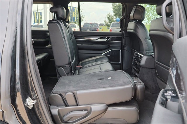 2023 Jeep Wagoneer Base