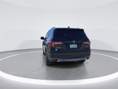 2020 Honda Pilot Touring w/Rear Captain's Chairs